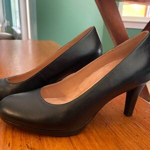 Ladies pumps, barely worn.